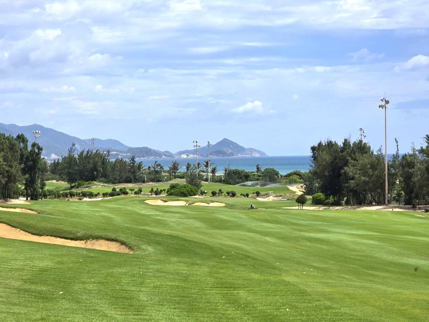 Địa hình không bằng phẳng khiến các golfer phải đối mặt với các cú đánh ở các độ cao khác nhau, đòi hỏi kỹ năng và chiến thuật phù hợp. z6856418512908-cb5800c760f01d17a39c0ea1298ba3b6-98.jpg