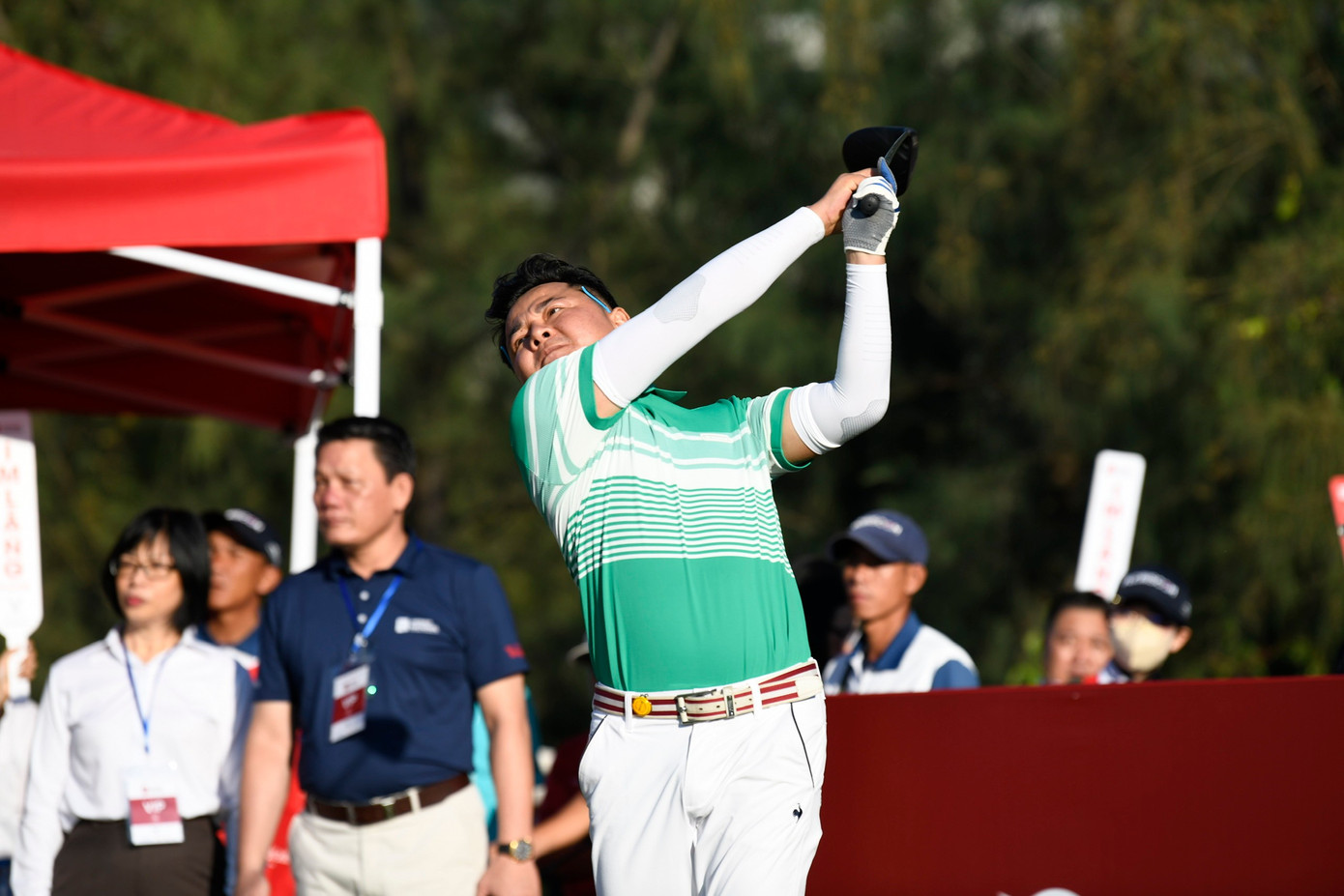 8月19日の朝、開会式後、ゴ・タン・ドゥック選手(フィリップス・ゴ)が最初のスタートを切りました。彼の美しいスイングはフェアウェイの真ん中にボールを突き刺し、2025年ザライ全国ゴルフ選手権の正式なスタートを切りました。 z6921202553468-fe175cc4cbd73cc689fa3d7965c8200e.jpg