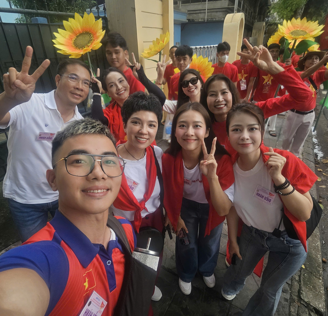Tại A80, Phạm Phước Hưng là một trong 10 gương mặt tiêu biểu của ngành thể thao tham gia vào khối diễu hành văn hóa - thể thao. z6961862988491-93d680cf168a64ba4a6d4ec1eecd5426.jpg