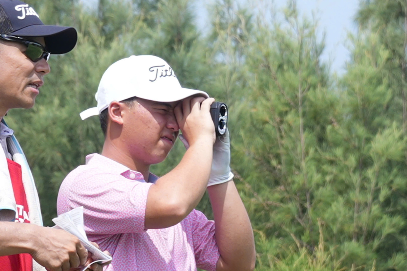 Dù không may dính bogey ở hố 11 par5, nhưng anh không để điều đó ảnh hưởng đến mình. z6925052689468-7a59b3c9ff6188417771f1fc71ede0ad.jpg