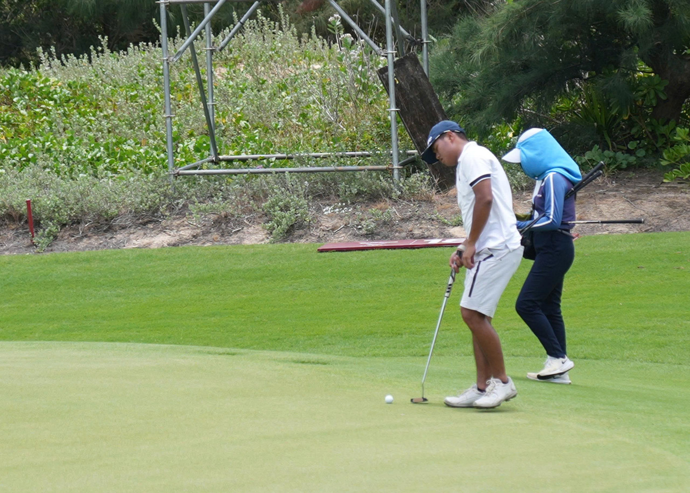 Anh cũng đang thích nghi với cuộc sống golfer chuyên nghiệp và hướng đến những mục tiêu cao trong tương lai. z6915566352303-aa93aa10b0236512db37ada7c2dc617e.jpg