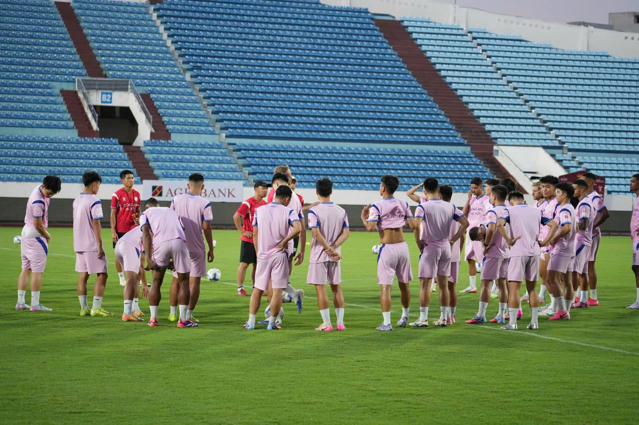 بالعودة إلى ملعب ثين ترونج لأول مرة منذ الفوز 3-0 في مباراة الذهاب على LPBank V.League 2024/25، يحاول CAHN إعادة تقديم أداء مماثل في كأس السوبر الوطني 2024/25. z6887205365102-3132a62c3734fddb49c026ed601c0d87.jpg
