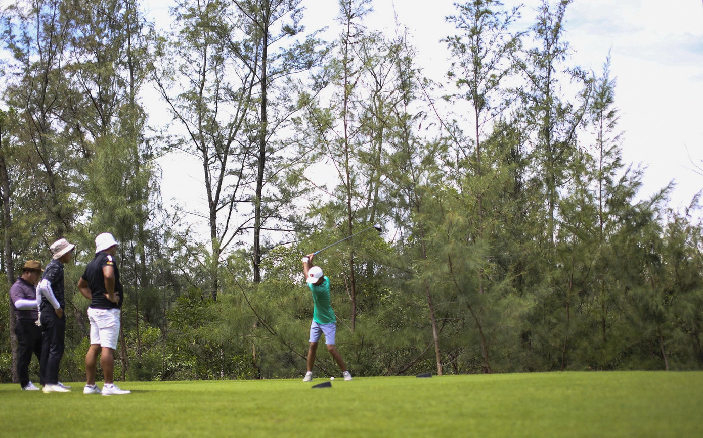 Уже много дней гольфисты приезжают на поле FLC Golf Links Quy Nhon, чтобы потренироваться и привыкнуть к условиям поля и погоде. z6915882408652-cc5e8bb3fc92a1a73395b838923f1d64.jpg