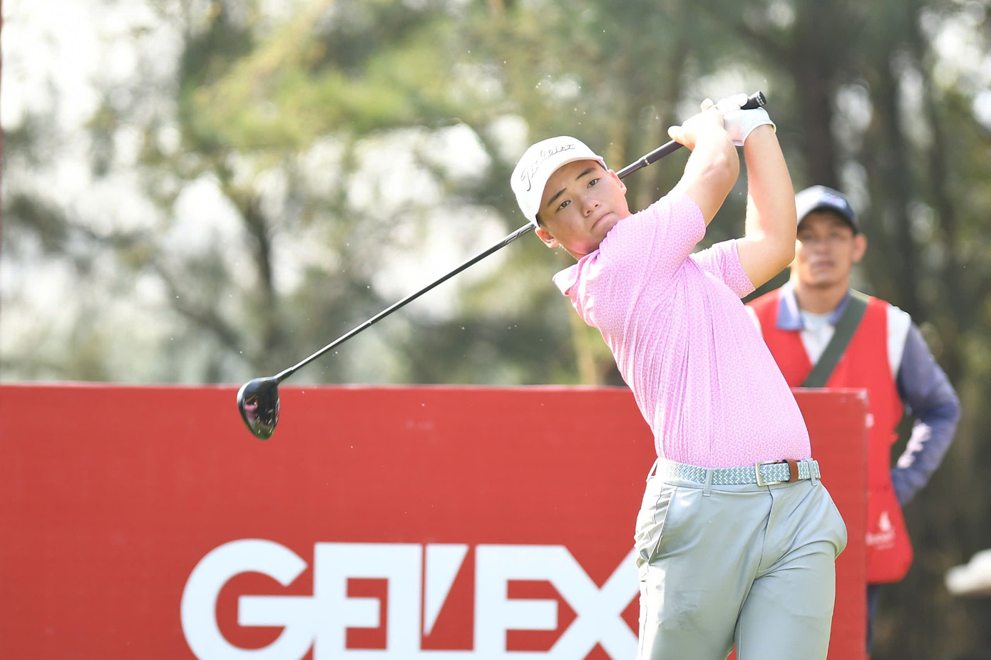 Gia Minh xuất sắc ghi điểm birdie ở hố 13 par4, sau đó giữ par thành công trong hai hố tiếp theo để trở lại độc chiếm ngôi đầu với tổng điểm -1. z6924806264987-0dba6f202d7e097cdeeb42fac0ba66b8.jpg