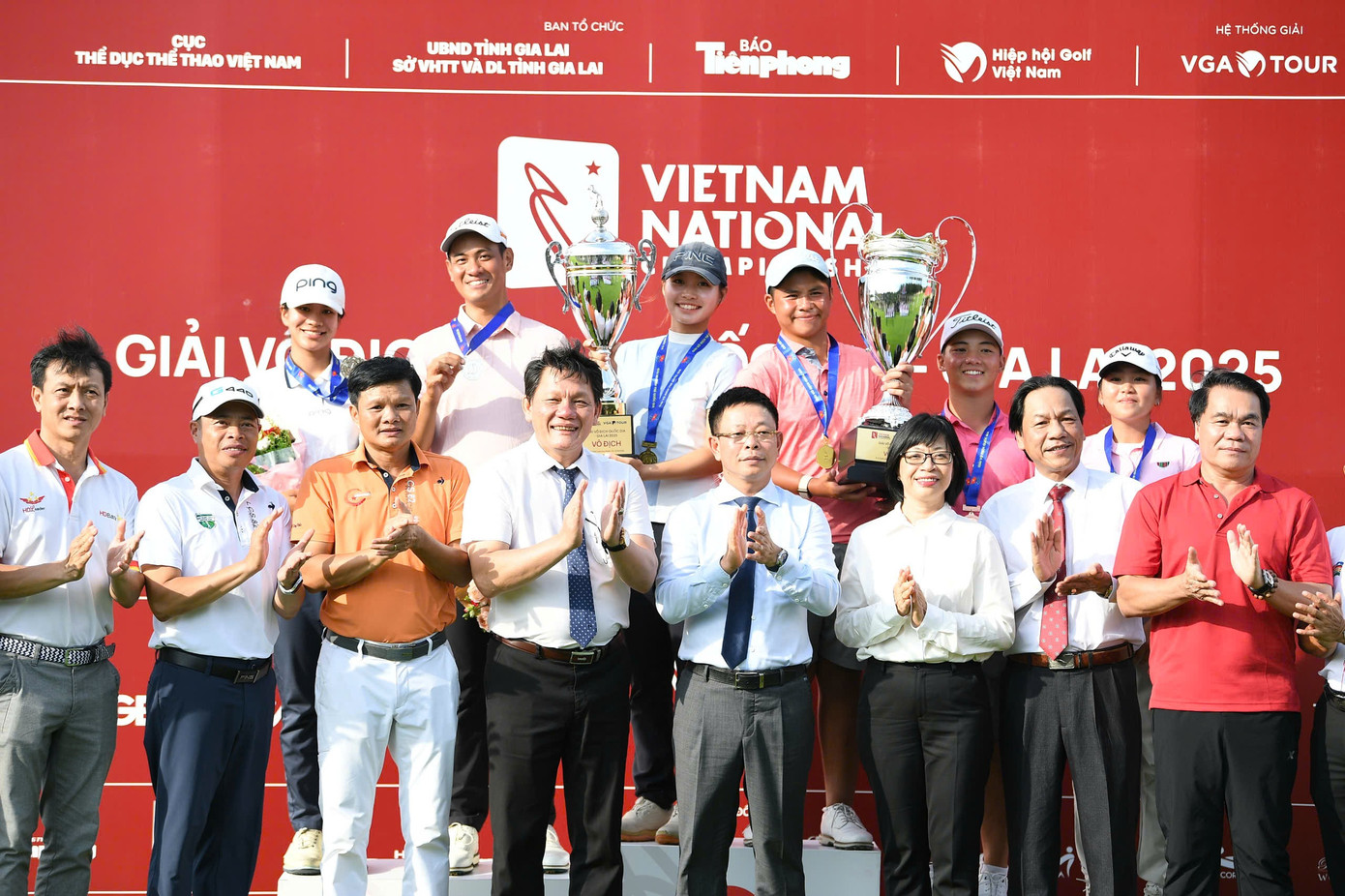 Ông Nguyễn Quốc Hùng (thứ hai từ trái sang) cùng Ban tổ chức chụp ảnh lưu niệm với các golfer đạt huy chương của Giải Vô địch Golf Quốc gia - Gia Lai 2025. z6933651327738-f5d3be65faaf630312fed692af23d34b.jpg