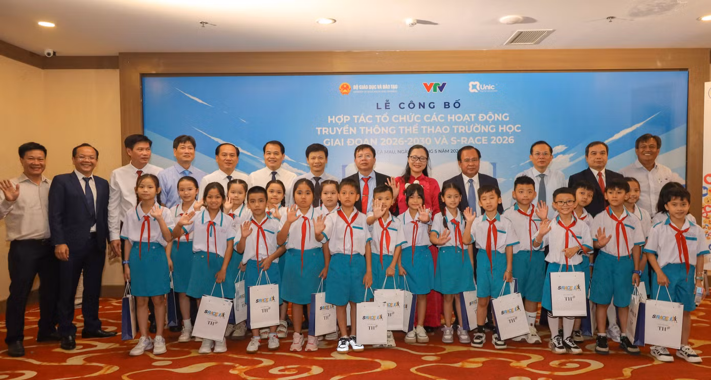 ba-nguyen-thi-quyen-thanh-thu-truong-bo-giao-duc-va-dao-tao-va-dai-dien-so-ban-nganh-chup-hinh-luu-niem-cung-cac-ban-hoc-sinh-ca-mau.jpg