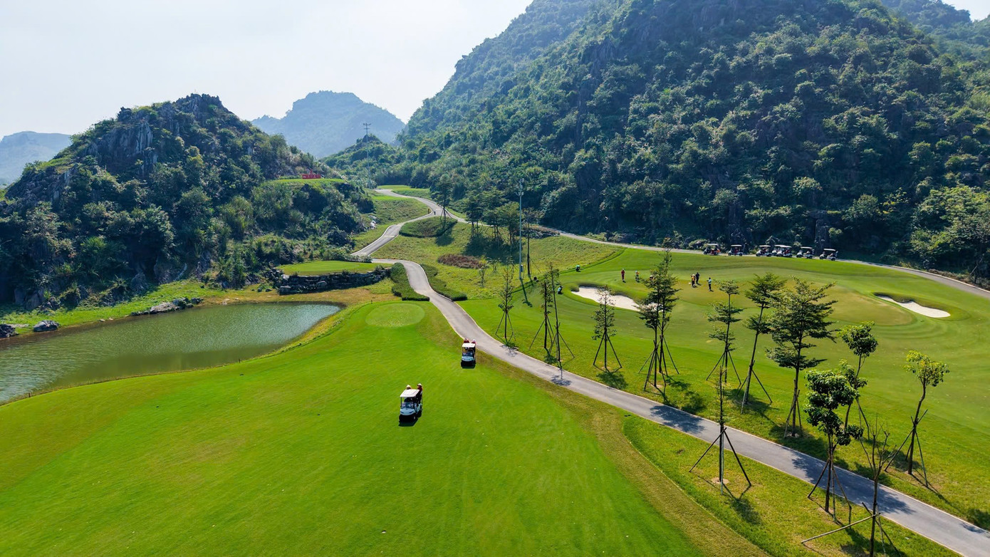 اما سپس BRG Golf پتانسیل و طرحهای شرکت طراحی Nicklaus را دید و با موفقیت این زمین را به z7226556273420-3142919d3971a28098cdfa0e27cb56ef.jpg