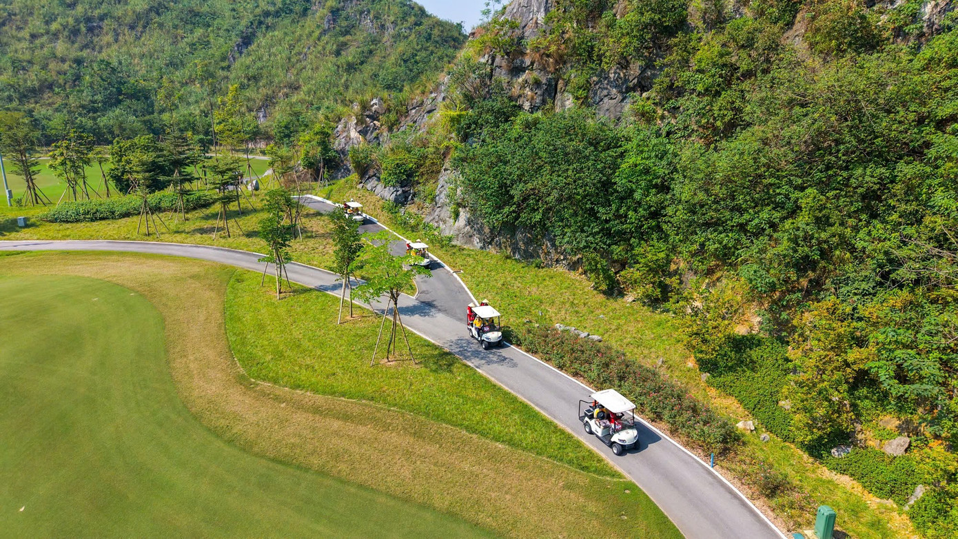 نزدیک به ۱۴۰ گلفباز در مسابقات قهرمانی گلف تین فونگ ۲۰۲۵ - ویژه استعدادهای جوان ویتنامی در ۱۵ نوامبر، از مناظر طبیعی باشکوه و مسحورکننده زمین گلف تین دونگ - باشگاه ورزشی لجند ولی - شگفتزده شدند. z7226556262973-07de1892ea71af8c62b56de7db9f8fa5.jpg