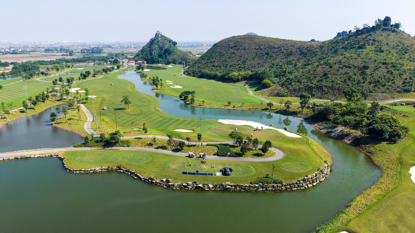 زمین گلف تین دونگ - باشگاه گلف لجند ولی کانتری، با زمینی پر پیچ و خم در اطراف ۹ کوه سنگ آهکی، ۱۴ سوراخ با خطرات آبی و موقعیت قرارگیری توپ بین درهها یا قلههای سنگی، آزمونی برای هر گلفبازی در مسابقات قهرمانی گلف تین فونگ ۲۰۲۵ است. z7226556250392-c665006a4c44b2d4e17f0a2e453aaf59.jpg