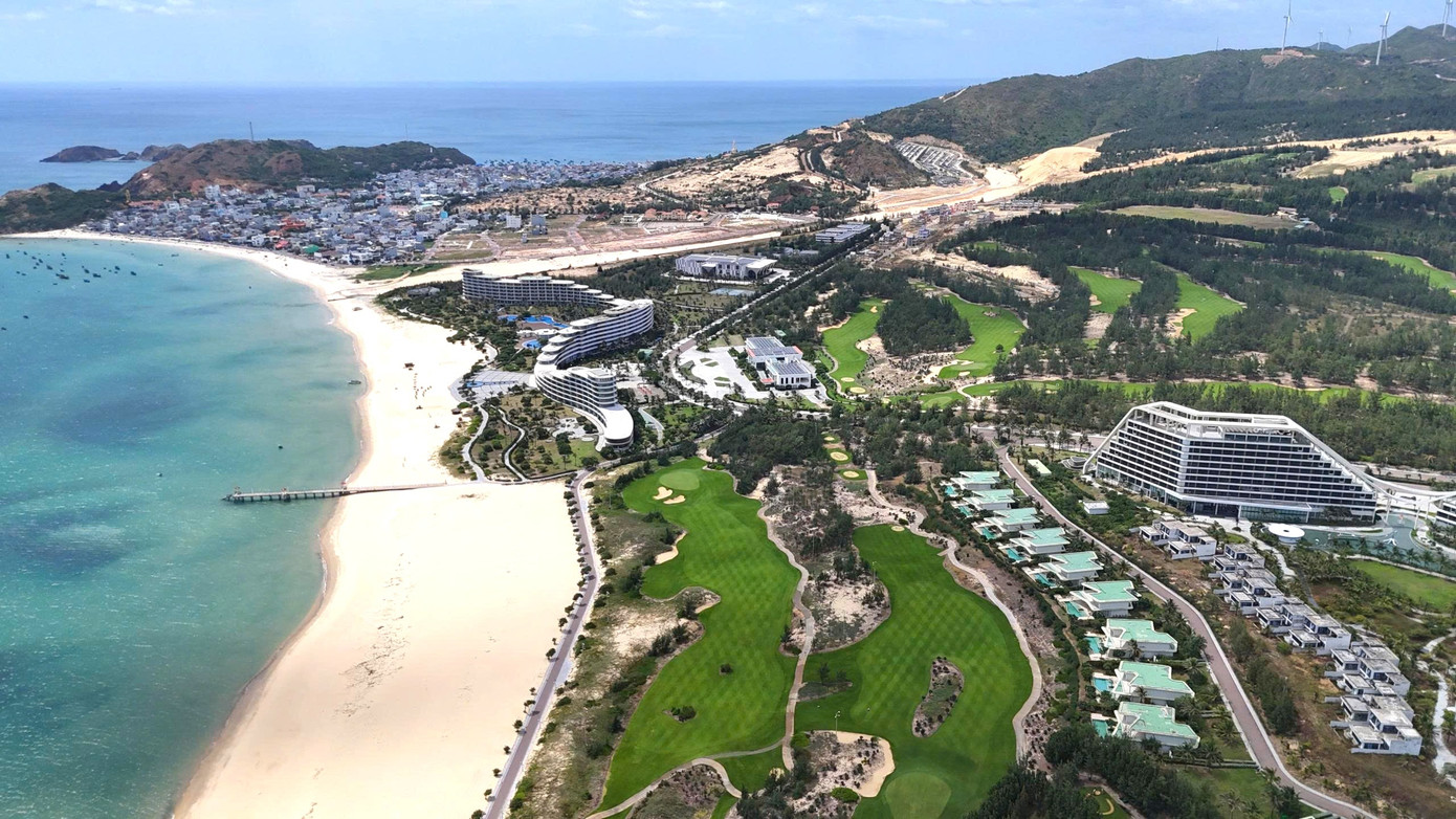 自然の地形に基づいて設計されたFLCゴルフリンクス クイニョンは、観光客から「楽園の島」または「ベトナムで最も美しい日の出スポット」と考えられているニョンリービーチに沿って走っています。 z6856444395912-8c30b69c81ecb2300a6dbbc6eba99b9e-1721.jpg