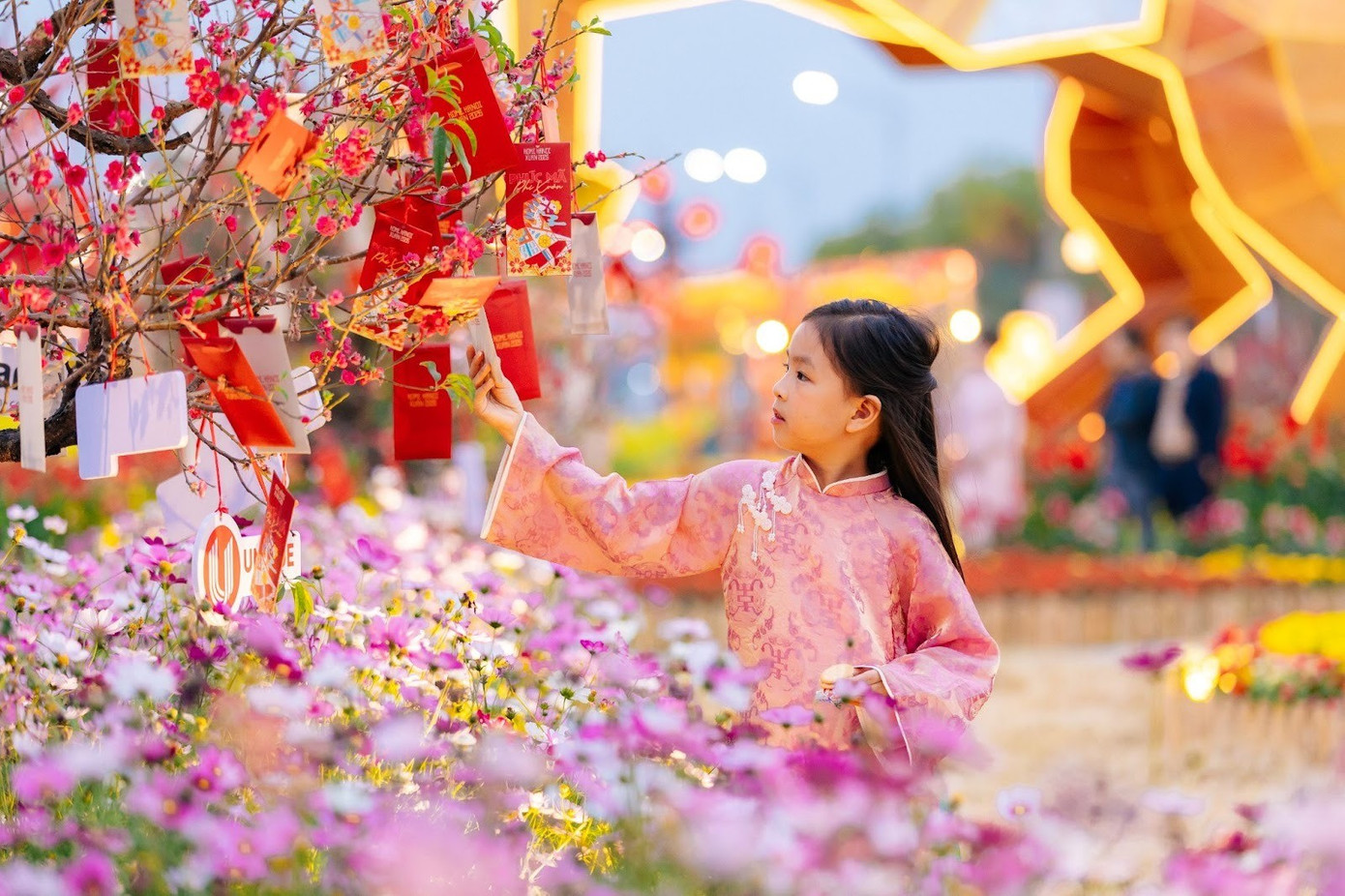 Em nhỏ dạo bước tham quan Đường hoa, hòa mình vào sắc xuân và không gian cảnh quan rực rỡ.