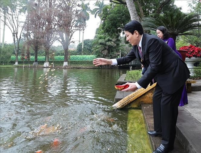 Chủ tịch nước Lương Cường và Phó Chủ tịch nước Võ Thị Ánh Xuân cho cá ăn tại Ao cá Bác Hồ, Khu Di tích Chủ tịch Hồ Chí Minh trong Phủ Chủ tịch. Ảnh: Lâm Khánh/ TTXVN