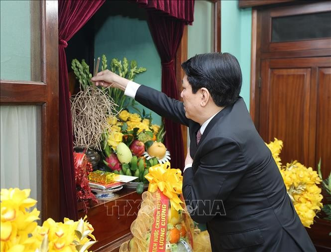 Chủ tịch nước Lương Cường dâng hương tưởng nhớ Chủ tịch Hồ Chí Minh tại Nhà 67, Khu Di tích Chủ tịch Hồ Chí Minh trong Phủ Chủ tịch. Ảnh: Lâm Khánh/TTXVN