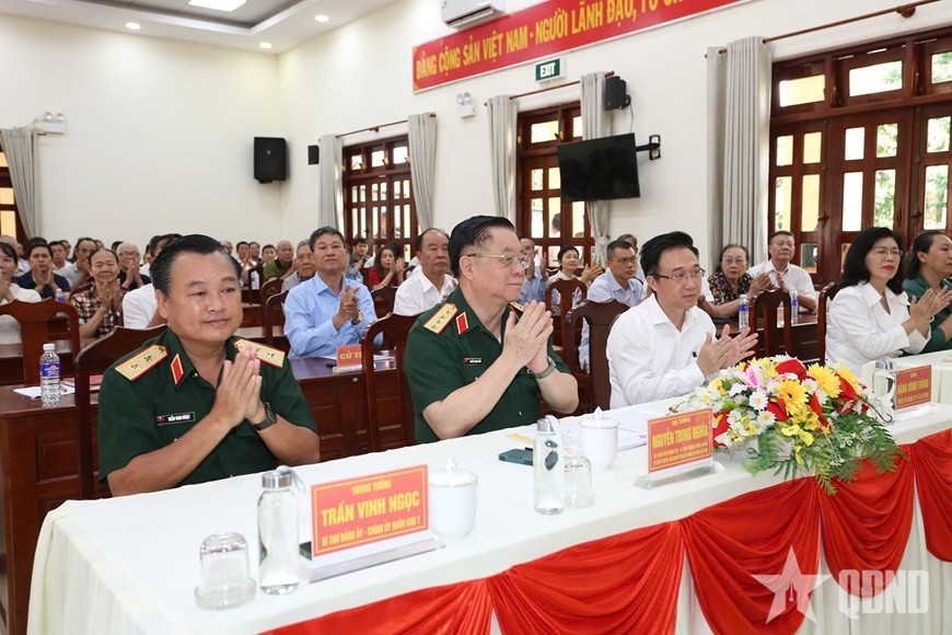 Đại tướng Nguyễn Trọng Nghĩa và các đại biểu.