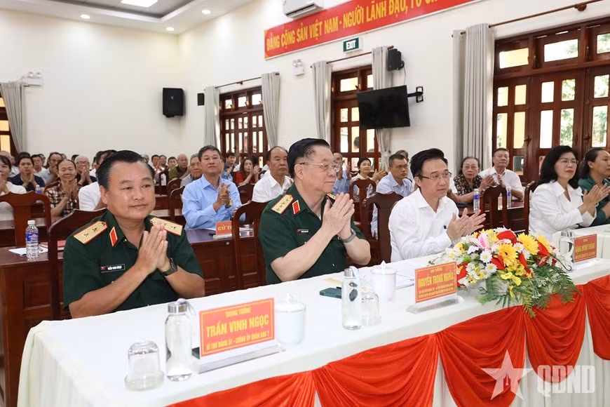Đại tướng Nguyễn Trọng Nghĩa và các đại biểu.