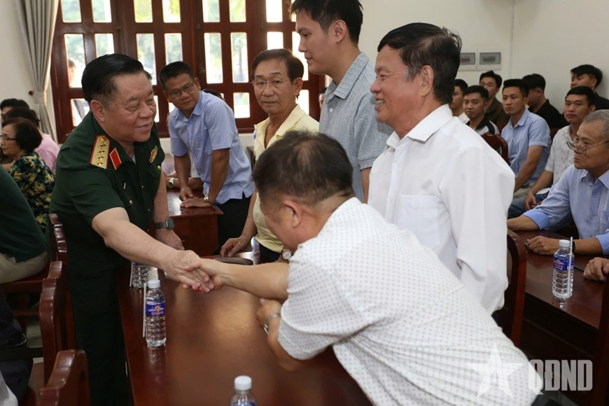 Đại tướng Nguyễn Trọng Nghĩa và các cử tri địa phương.