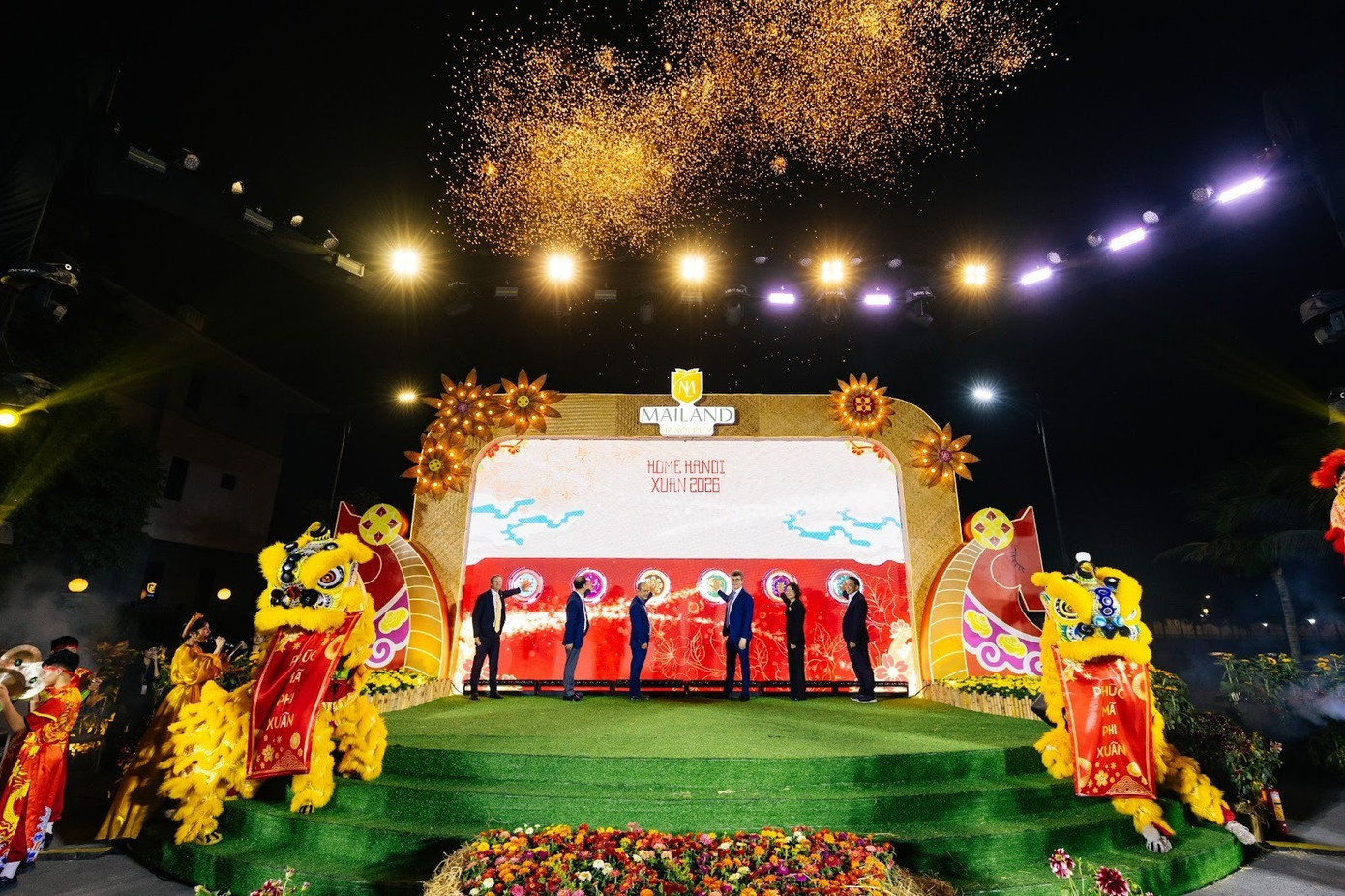 Các đại biểu thực hiện nghi thức khai mạc Home Hanoi Xuan 2026 tại Mailand Hanoi City.