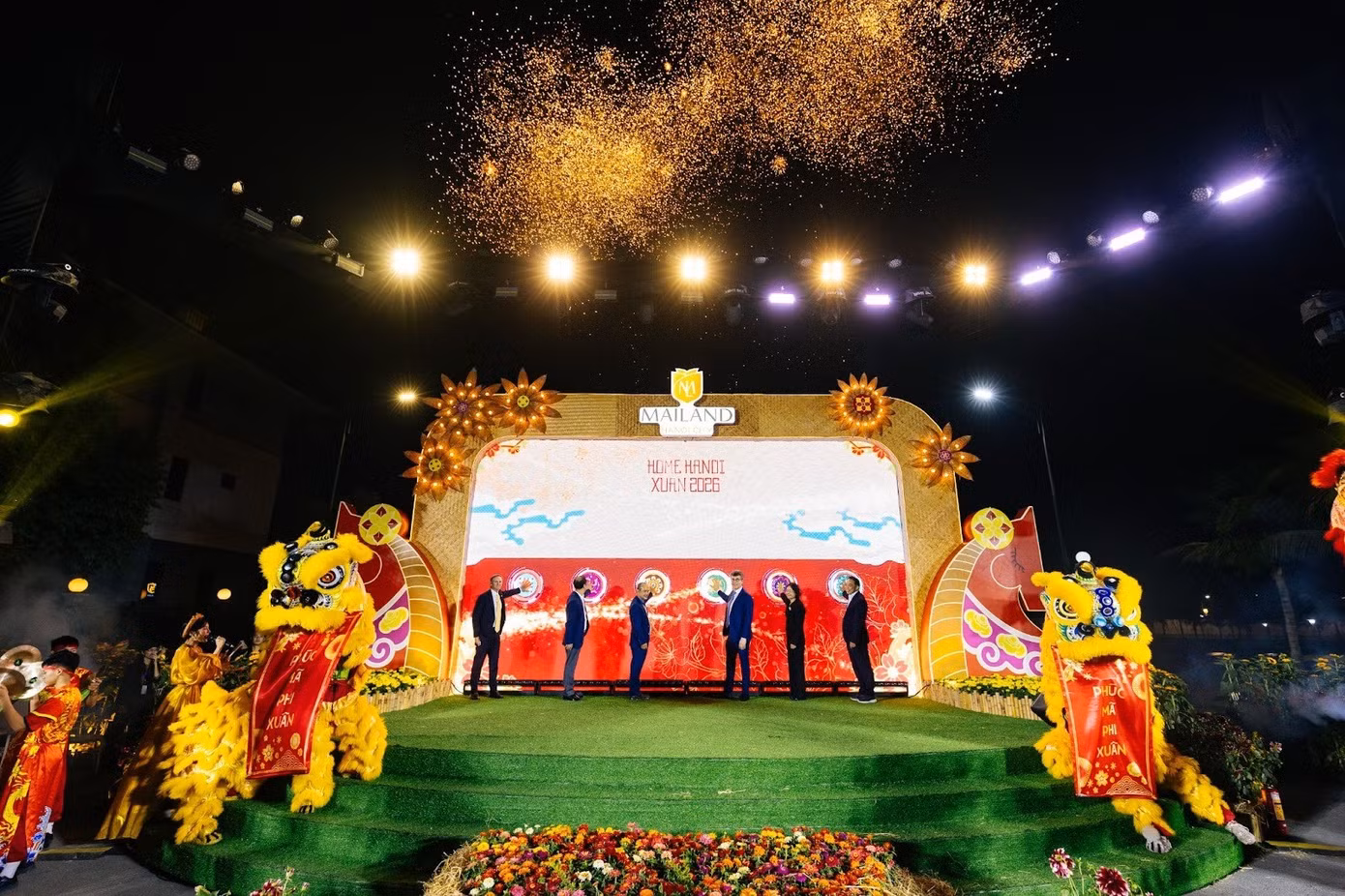 Các đại biểu thực hiện nghi thức khai mạc Home Hanoi Xuan 2026 tại Mailand Hanoi City.