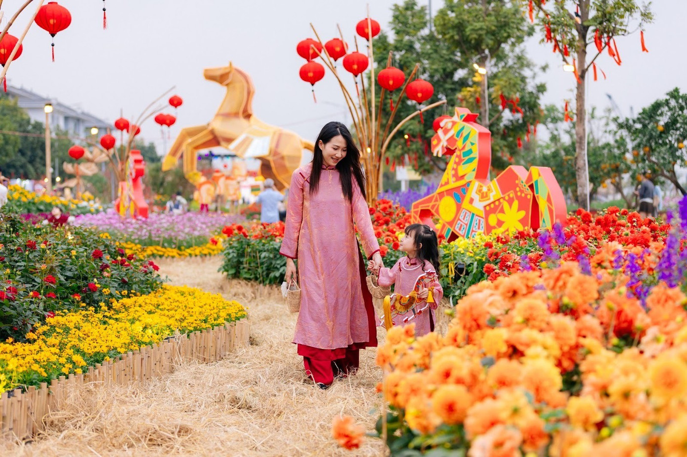Trong ngày khai mạc, nhiều du khách đã đến tham quan và trải nghiệm Home Hanoi Xuan 2026
