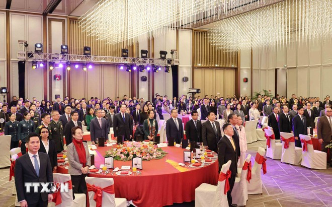 Đại diện các cơ quan phía Trung Quốc, các Đại sứ, đại diện các nước và các tổ chức quốc tế tại Bắc Kinh tham dự Lễ kỷ niệm. (Ảnh: Công Tuyên/TTXVN)