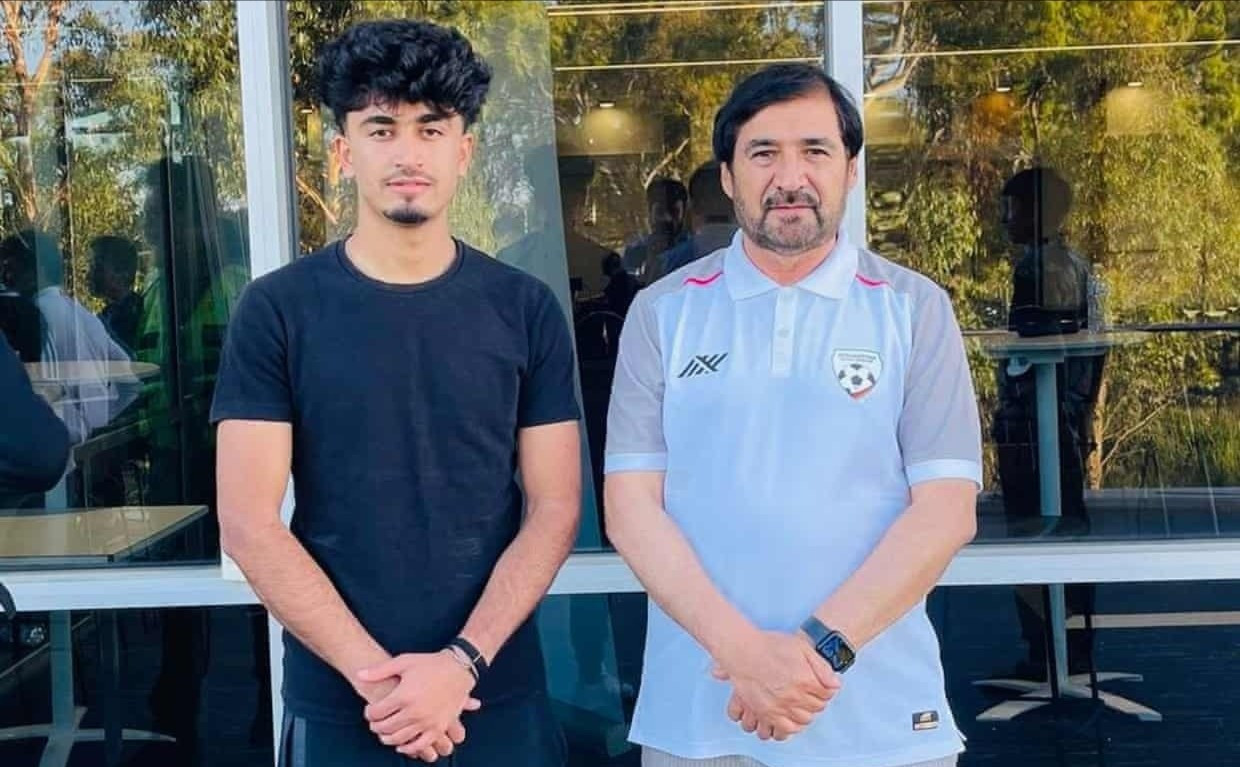 Chủ tịch AFF Mohammad Yousef Kargar (phải) chụp ảnh cùng Nesar Ahmad Mohmand nhưng lại khẳng định chưa từng gặp anh ta. 1093-6455.jpg