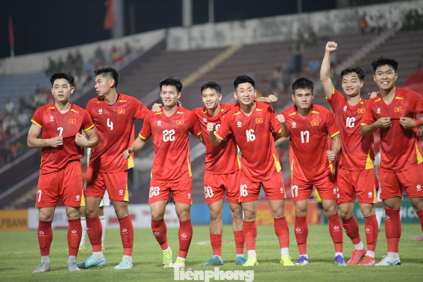 សូម្បីតែ U23 វៀតណាម ស៊ុតបញ្ចូលទីបាន បន្ទាប់ពីការបញ្ជូនបាល់ដ៏ល្អរបស់ Dinh Bac ឱ្យ Ngoc My បញ្ចប់ក៏ដោយ គ្រូបង្វឹកវ័យ 48 ឆ្នាំរូបនេះមិនប្រញាប់ញញឹមទេ។ tp-kim-sang-sik.jpg