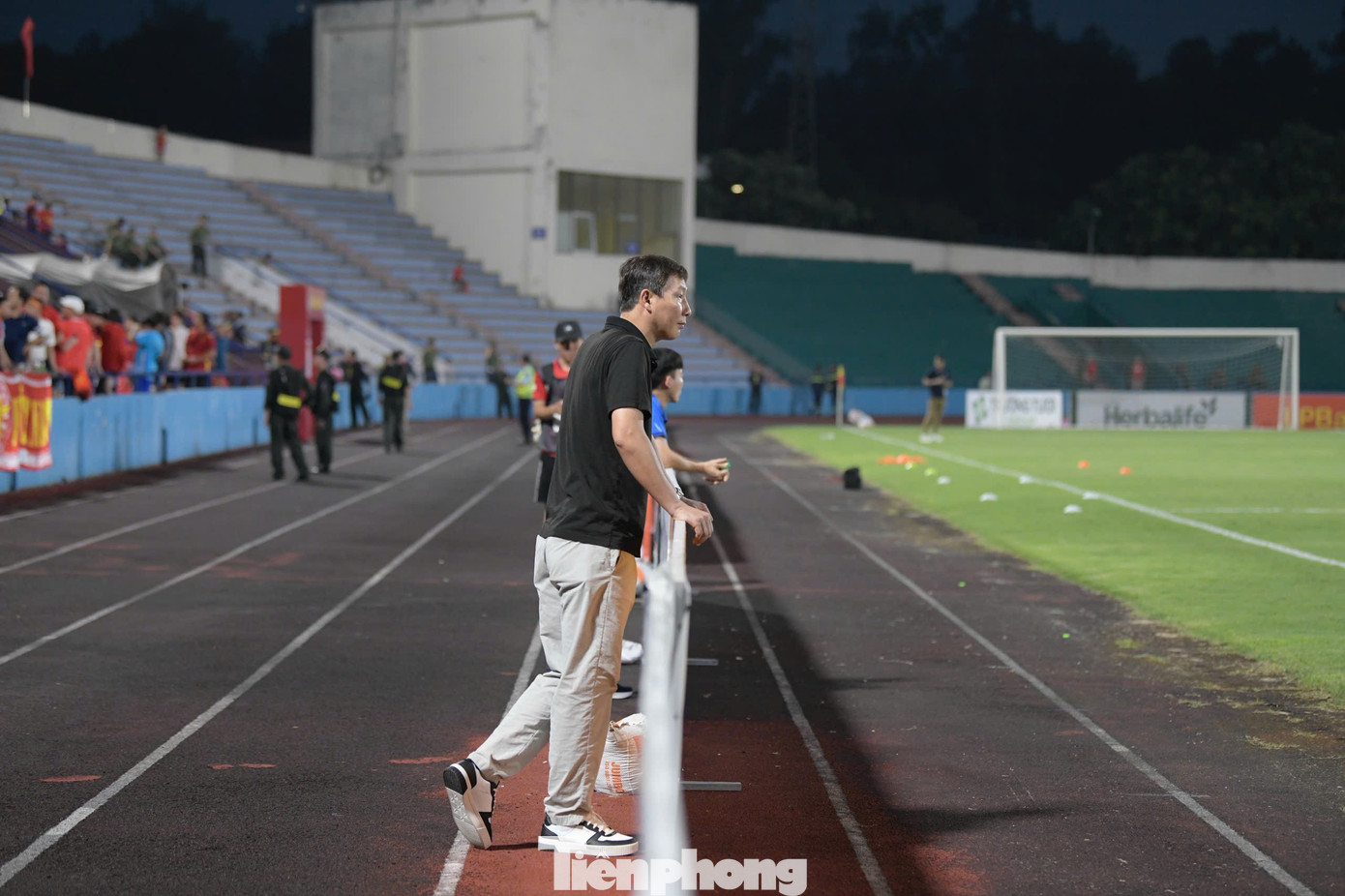 នៅពេលដែលការប្រកួតរវាង U23 Singapore និង U23 Yemen បានបញ្ចប់ គ្រូបង្វឹក Kim Sang-sik មិនមានពេលទំនេរទេ។ គាត់បានចុះទៅទីលានភ្លាមដើម្បីណែនាំកីឡាកររបស់គាត់ឱ្យហ្វឹកហាត់។ tp-kim-sang-sik-8.jpg