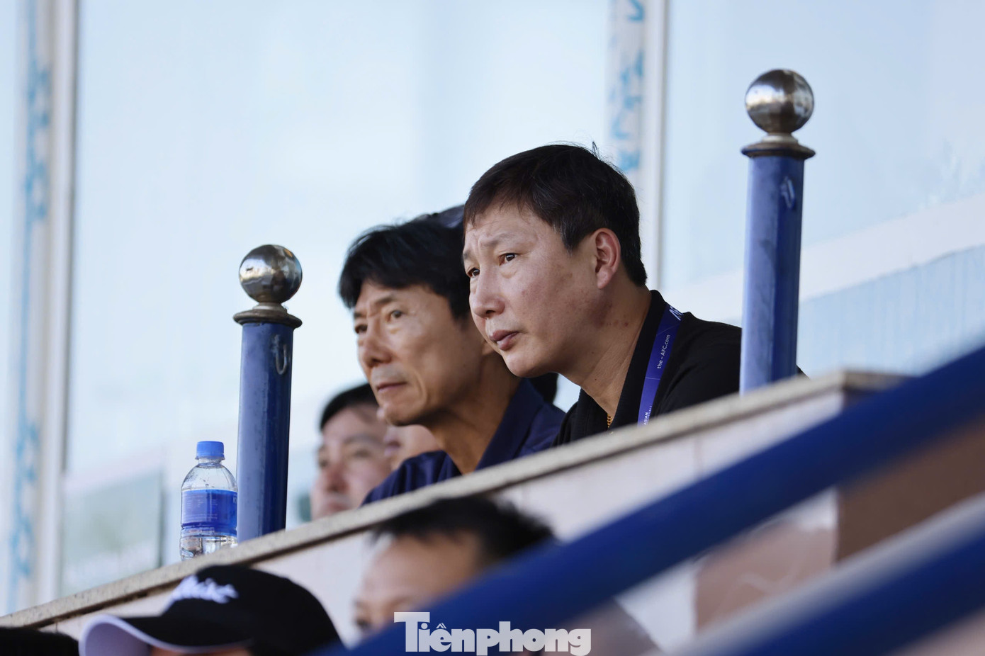 មុនពេលការប្រកួតរវាង U23 វៀតណាម និង U23 បង់ក្លាដែស ធ្វើឡើងនៅម៉ោង 7:00 យប់ គ្រូបង្វឹក Kim Sang-sik មានវត្តមាននៅកីឡដ្ឋាន Viet Tri ចាប់ពីម៉ោង 3:00 រសៀល។ ដើម្បីទស្សនាការប្រកួតបើកឆាកពូល C នៃការប្រកួតជម្រុះពានរង្វាន់ AFC U23 Championship 2026 រវាង U23 សិង្ហបុរី និង U23 យេម៉ែន។ tp-kim-sang-sik-3.jpg