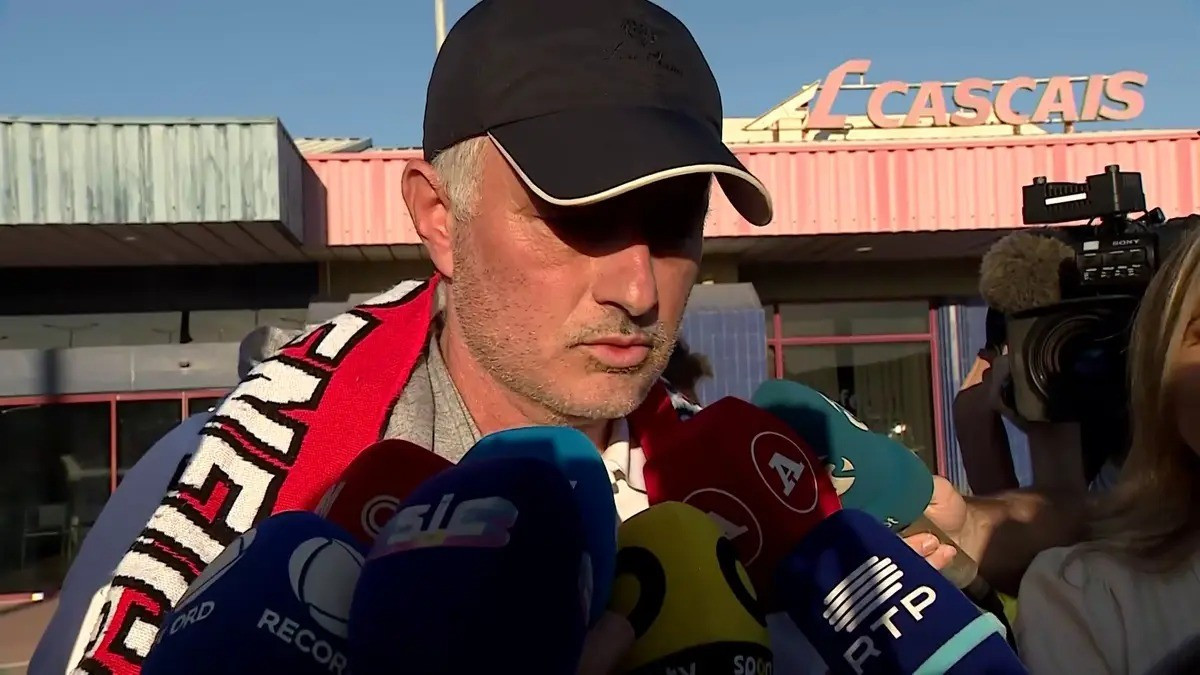 លោក Jose Mourinho បានធ្វើដំណើរទៅកាន់ទីក្រុង Lisbon កាលពីថ្ងៃព្រហស្បតិ៍ពីក្រុម Barcelona ។ mw-1200.jpg