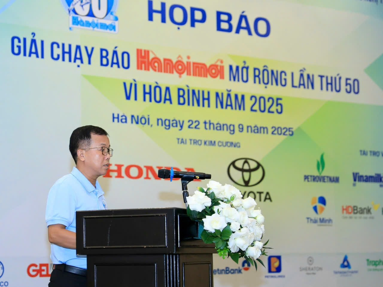 អគ្គនិពន្ធនាយករងនៃកាសែតហាណូយ Moi លោក Lai Ba Ha បានឲ្យដឹងថា ជុំចុងក្រោយនៃកម្មវិធីរត់ការកាសែតហាណូយ Moi លើកទី 50 - ដើម្បីសន្តិភាពឆ្នាំ 2025 គឺជាសកម្មភាពកីឡាដ៏សំខាន់មួយរបស់ទីក្រុងហាណូយ។ 22-pho-tbt-bao-hanoimoi-lai-ba-ha-phat-bieu1.jpg