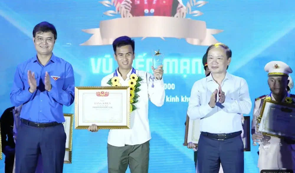 Runner khiếm thị Vũ Tiến Mạnh được vinh danh tại Gala "Thanh niên sống đẹp" năm 2025. 1000033796.jpg