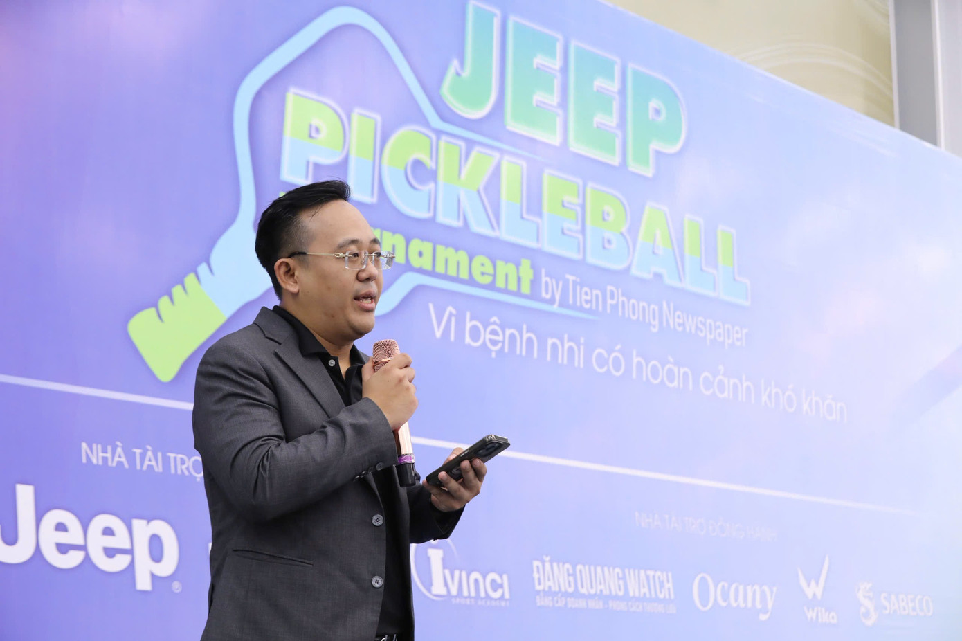Mr. Trinh Duy Bang, Sales and Marketing Director of Jeep Vietnam Automobiles, representative of the main sponsor, emphasized the significance of the tournament, both sporting spirit and community support. z7128444628056-c500a12252740597eb35143d199ffdcf.jpg
