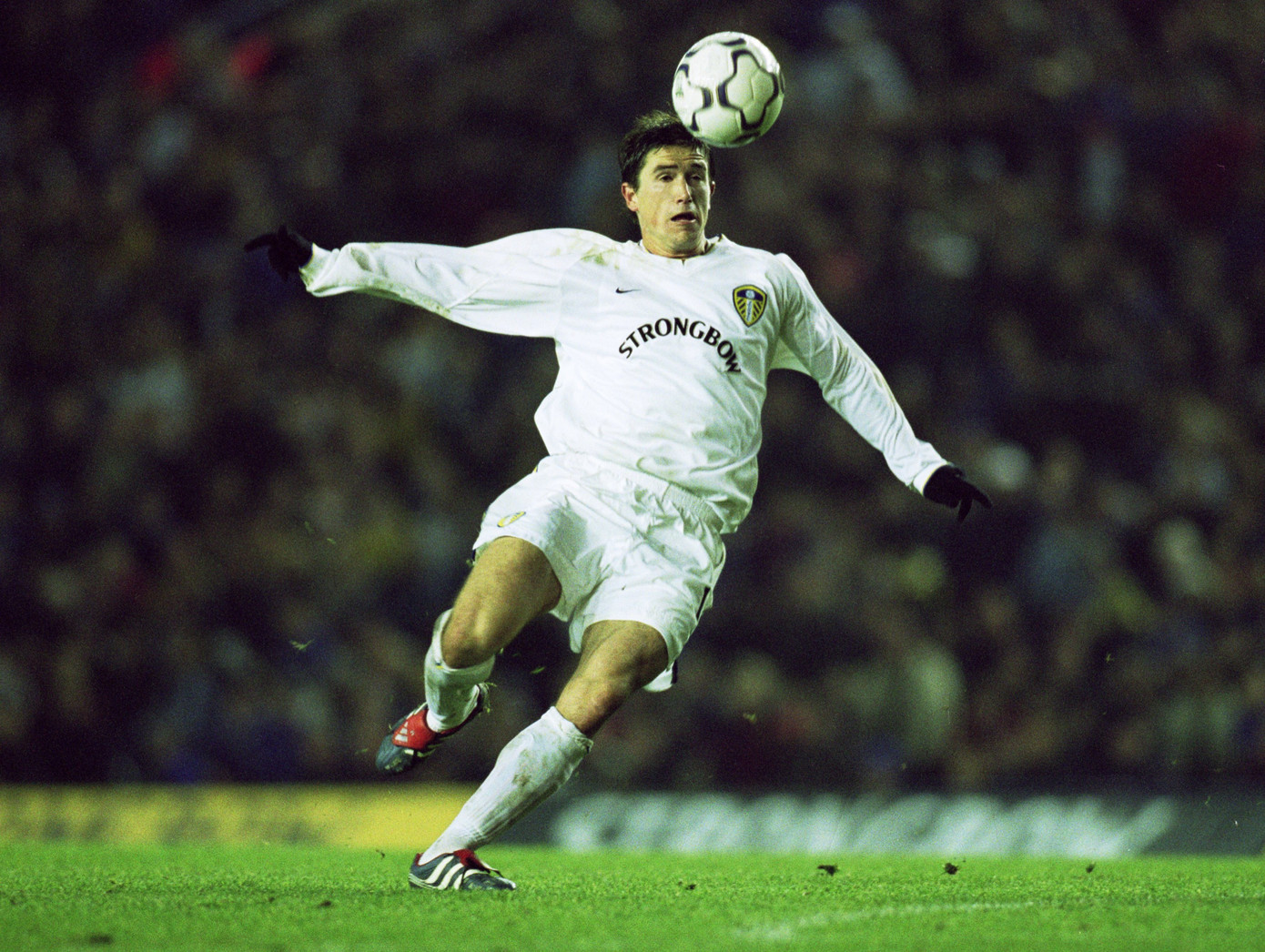 Harry Kewell នៅក្នុងពណ៌ Leeds United ។ harry-kewell-metro.jpg