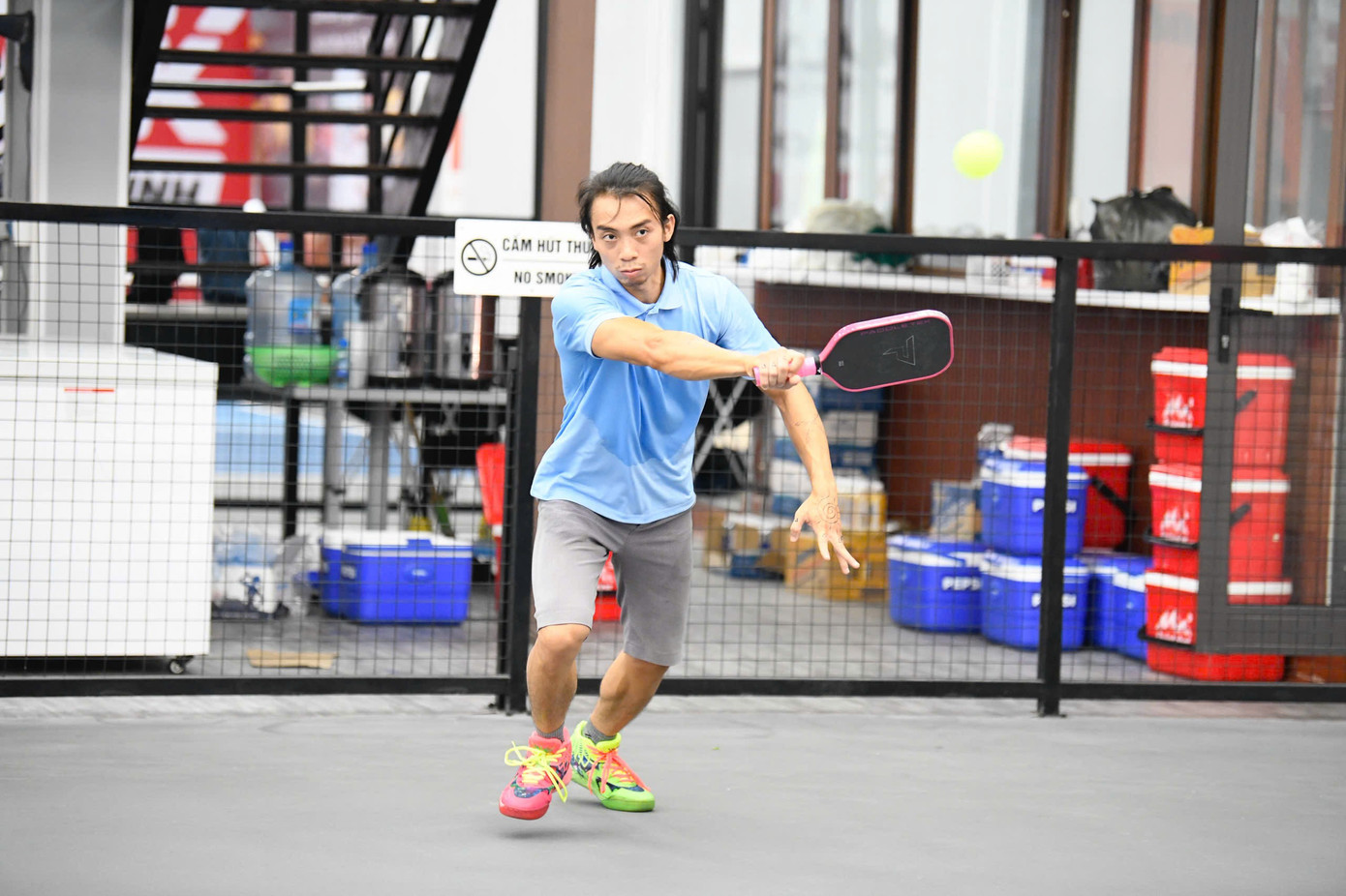 ការប្រកួតនៅ HappyLand Pickleball Complex នៅថ្ងៃទី 18 ខែតុលា គឺតារាសម្តែង Le Trung Dong (Dong Cuu) ដែលបានបន្សល់ទុកនូវចំណាប់អារម្មណ៍យ៉ាងខ្លាំងតាមរយៈតួនាទីរបស់គាត់ក្នុងខ្សែភាពយន្តខ្លីដូចជា The Four Beauties, The Family, Dawn in the Front... z7128635333912-e3e6c5f3b6b2e5fcc40e8af8f274ef66.jpg