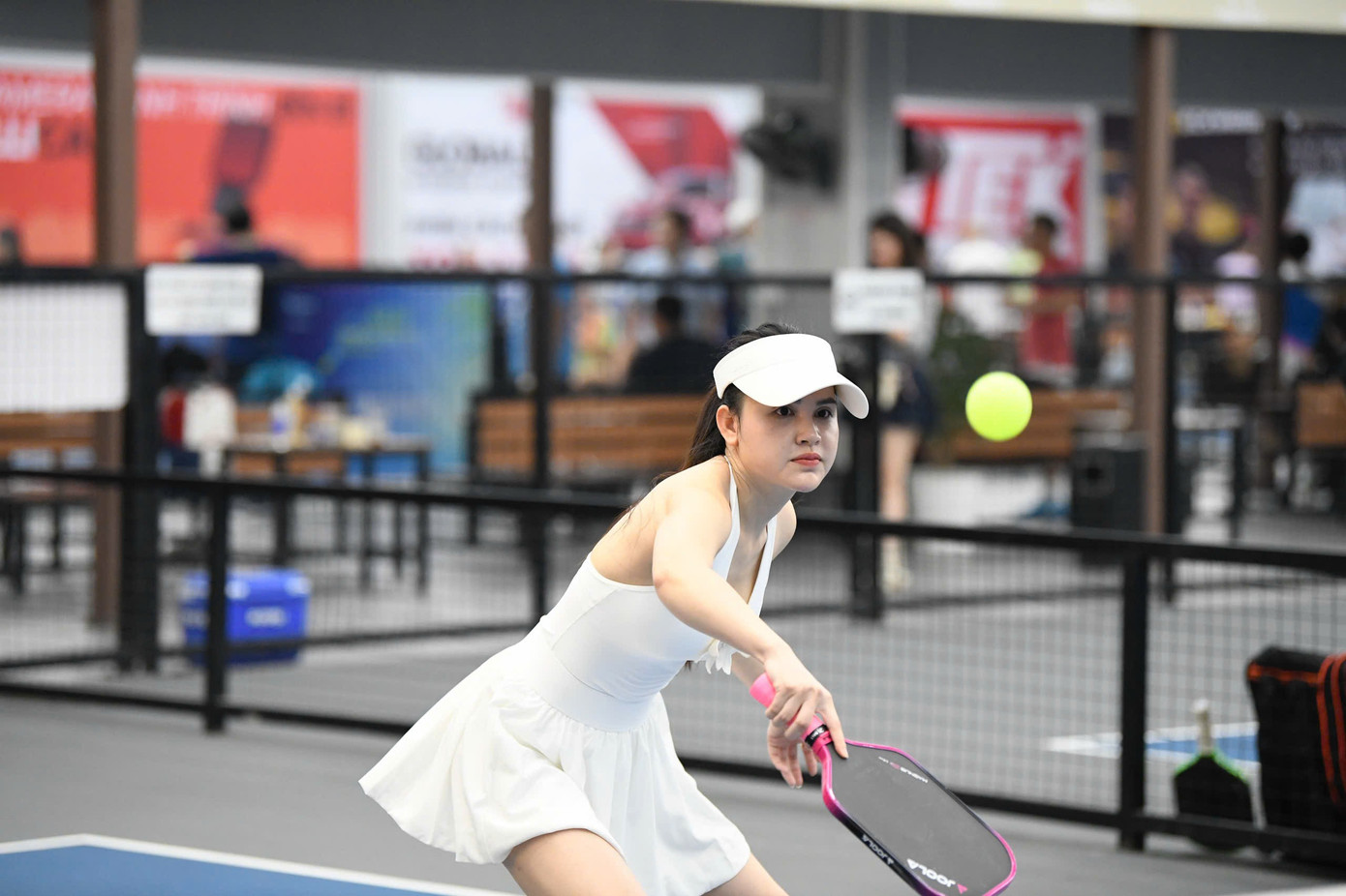 កម្មវិធី JEEP Pickleball Tournament ដោយកាសែត Tien Phong - សម្រាប់កុមារដែលជួបការលំបាក ត្រូវបានរៀបចំឡើងដើម្បីបង្កើតកន្លែងលេងដ៏ស្វាហាប់ ក៏ដូចជាពង្រឹងទំនាក់ទំនង និងសាមគ្គីភាពរវាងពាណិជ្ជករ និងសាធារណជន ផ្សព្វផ្សាយរូបភាពដ៏ស្រស់ស្អាតនៃអ្នកដឹកនាំអាជីវកម្ម មិនត្រឹមតែក្នុងវិស័យជំនួញប៉ុណ្ណោះទេ ប៉ុន្តែថែមទាំងនៅក្នុងសួនកុមារផងដែរ។ z7129189825062-fd63a6da73041a8b21da3e8a91a14cee.jpg