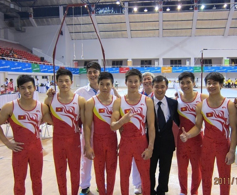 Truong Minh Sang en de atleten van het Vietnamese gymnastiekteam tijdens de Zuidoost-Aziatische Spelen van 2011 in Indonesië na het winnen van de teamgouden medaille. z7099424836739-85cc41d87cfdba647d29e85fc29c25a5.jpg