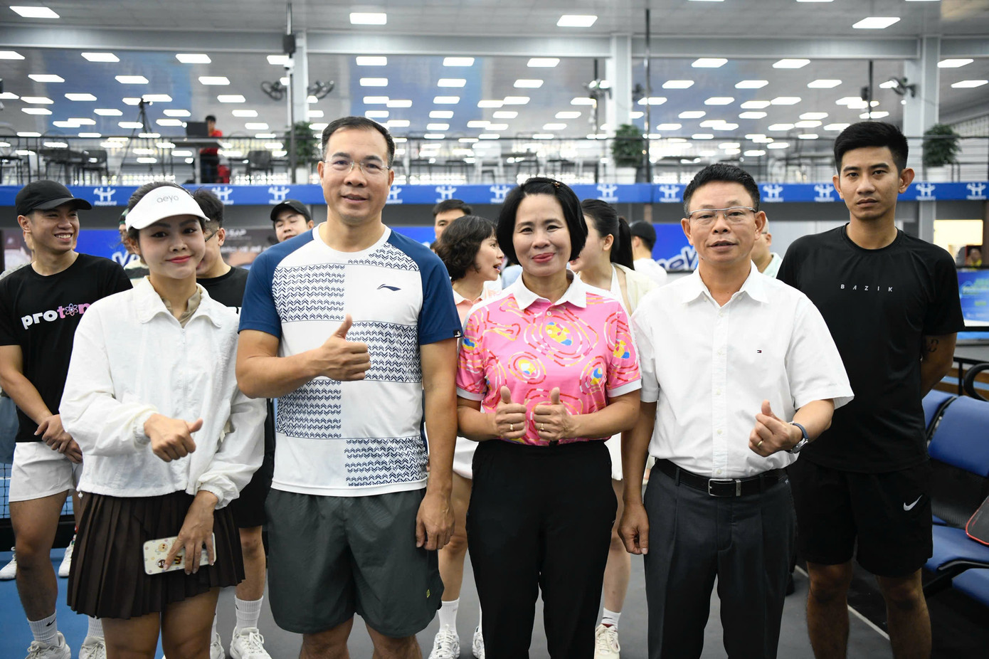 Journalist Phung Cong Suong - Editor-in-Chief of Tien Phong newspaper took a souvenir photo with Ms. Le Thi Hoang Yen - Deputy Director General of the General Department of Sports and Physical Training and Olympic shooting champion Hoang Xuan Vinh. z7128465165996-d501b5139c824ff4a1978dd0463859d9.jpg