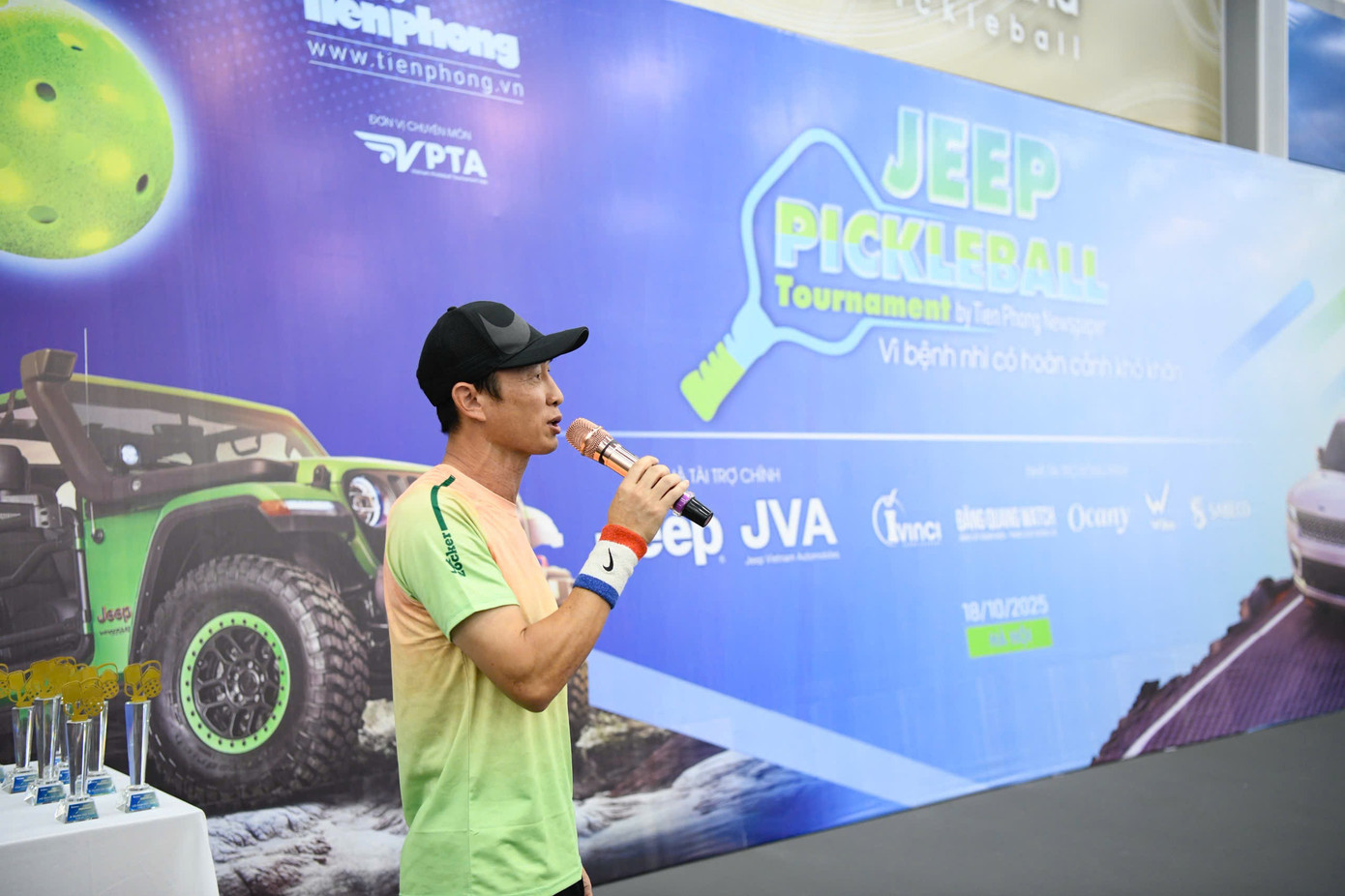 Former football star Dang Phuong Nam represented the athletes in taking the oath at the Opening Ceremony, pledging to compete with all his might in the spirit of noble sportsmanship. z7128465180259-7ce1f51e8bf8b775dfbf6d00283e139a.jpg