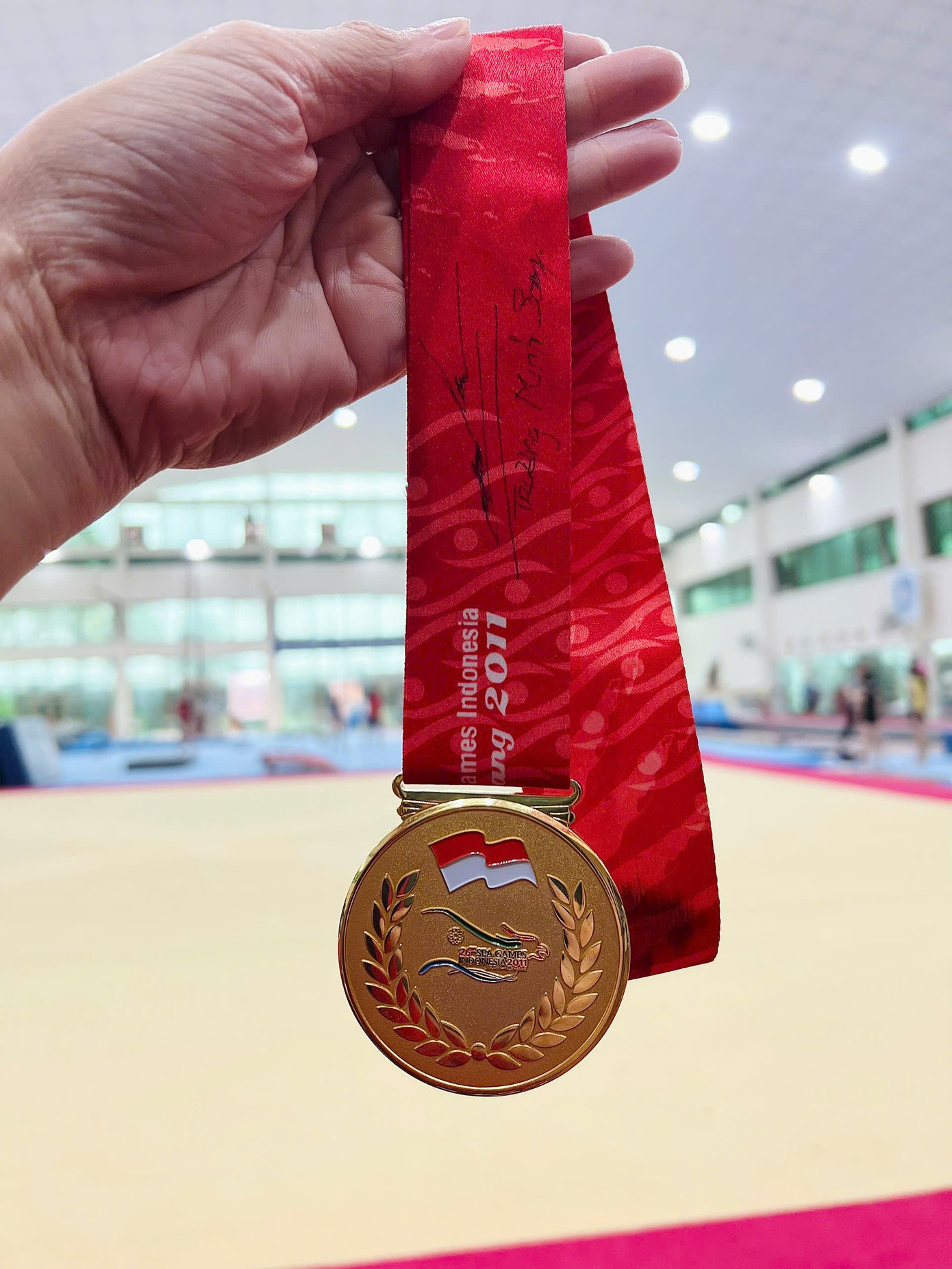 De gouden medaille van de SEA Games 2011 met de handtekening van coach Truong Minh Sang, opgedragen aan het organisatiecomité van het JEEP Pickleball-toernooi door de krant Tien Phong - Voor kansarme kinderen om geld in te zamelen ter ondersteuning van kansarme kinderpatiënten in het Nationaal Kinderziekenhuis. z7100758645898-d6a2b1126a1a3a29b7fbeeb2105ee3bc.jpg