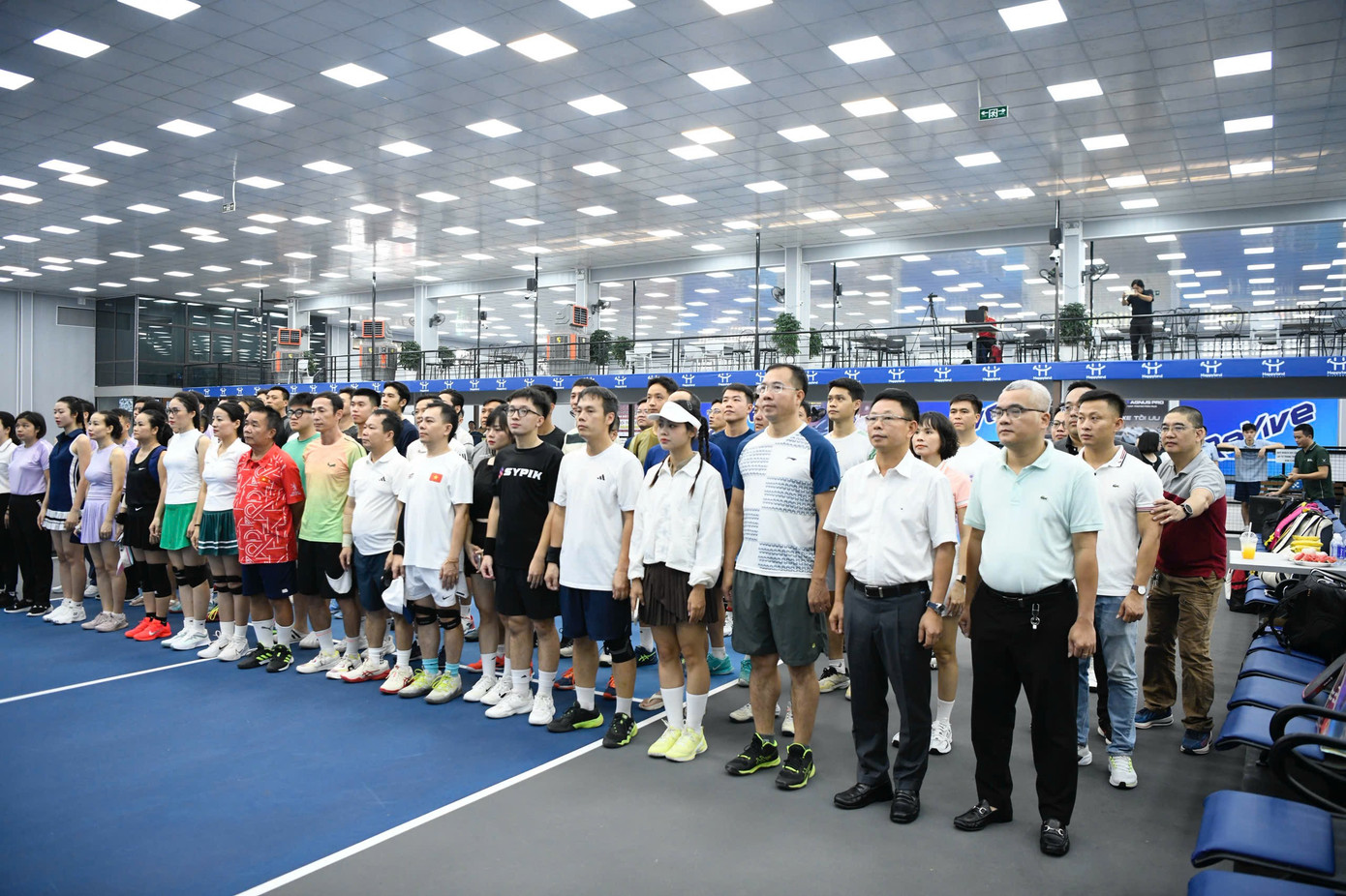 The organizers and athletes performed the flag-raising ceremony at the JEEP Pickleball Tournament by Tien Phong Newspaper - For disadvantaged children. z7128460988552-ee5c2e89b0dedc2a9f0922e8d853e9d1.jpg
