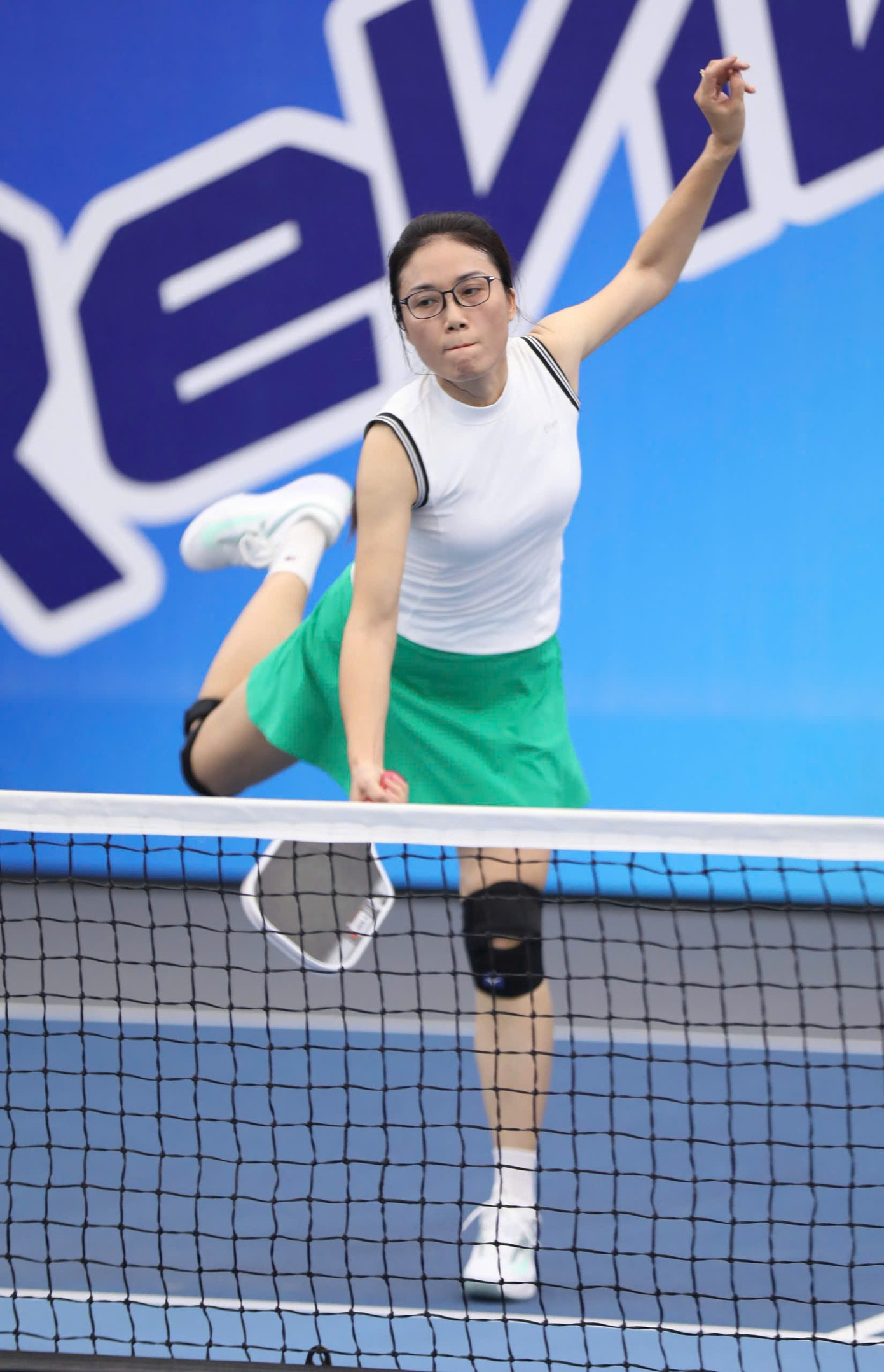 Pickleball បានក្លាយជាការពេញនិយមព្រោះវាងាយស្រួលក្នុងការលេង និងងាយស្រួលរៀន។ ទោះជាយ៉ាងណាក៏ដោយ អ្នកលេងកាន់តែច្រើន ពួកគេកាន់តែរកឃើញភាពសប្បាយរីករាយនៃកីឡានេះជាមួយនឹងបច្ចេកទេសថ្មីៗជាច្រើន។ z7128833755531-b15e2dbc40849cdf2cf30e105634e961.jpg