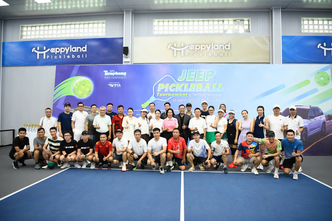 The organizers took souvenir photos with the athletes before the competition. z7128465188146-d391f9127bdf1c938dad6c97652c6122.jpg