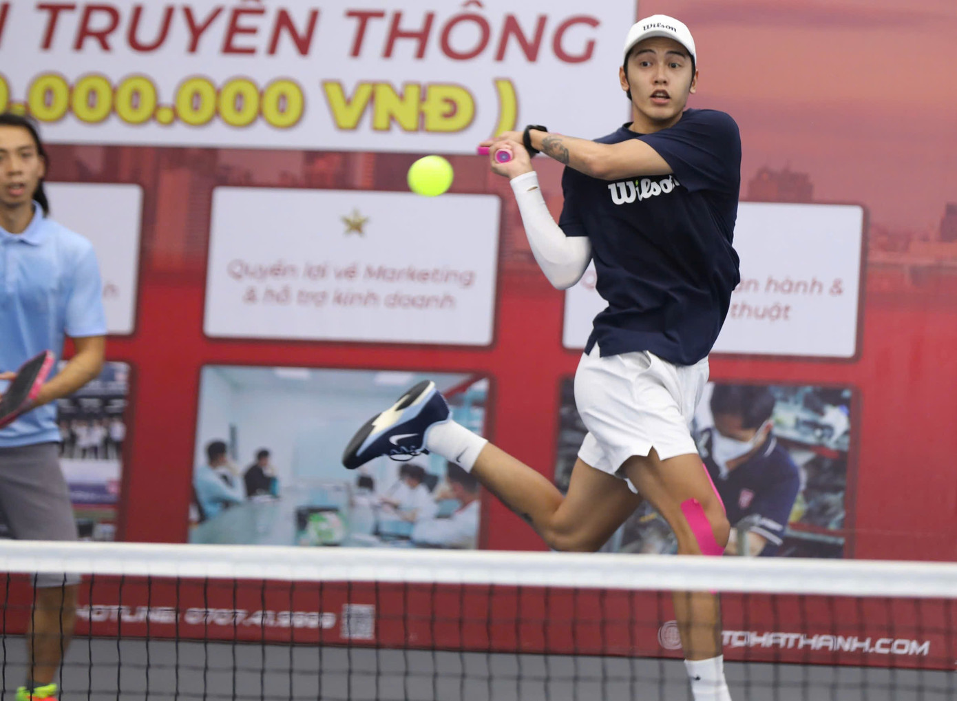 រួមជាមួយ Le Trung Dong ជាតារាសម្ដែង និងជាតារាម៉ូដែល Viet Khoa។ z7128718318633-8771dd6e8544af74af8bf4e928fd7145.jpg