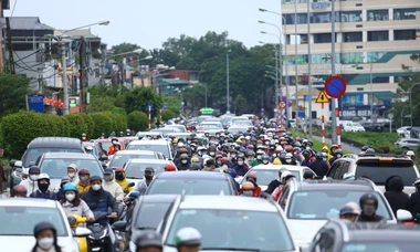 Hà Nội: Người dân Long Biên dậy sớm, đi làm từ 6h để tránh ùn tắc