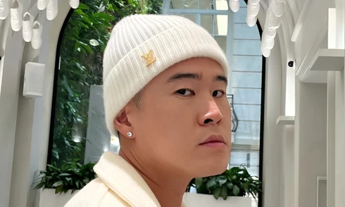 Đột kích bắt khẩn cấp nam ca sĩ trong khách sạn