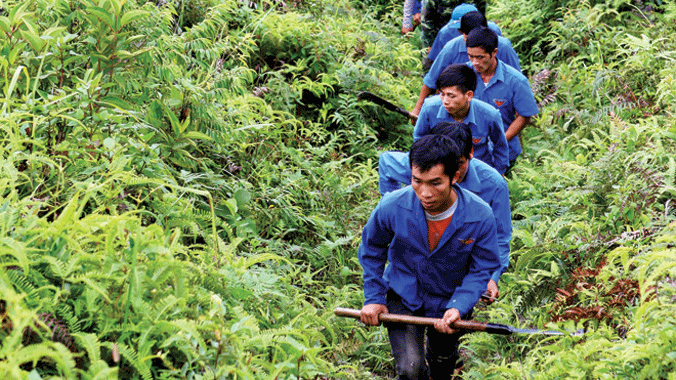 ĐVTN đội thanh niên tuần tra bảo vệ đường biên cột mốc phát quang đường tuần tra. Ảnh: Xuân Tùng