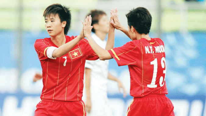 Các cầu thủ nữ có chiến thắng dễ dàng trước Hong Kong để vào tứ kết gặp lại đối thủ nhiều duyên nợ Thái Lan. Ảnh: VSI