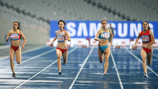 Vũ Thị Hương (trái) không thể đọ sức với các đối thủ trẻ trung hơn tại Asiad 2014. Ảnh: TDTT