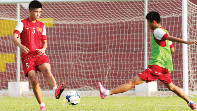 Các cầu thủ U19 Việt Nam tích cực tập luyện chuẩn bị cho trận ra quân gặp nhà ĐKVĐ Hàn Quốc. Ảnh: Nam Phương