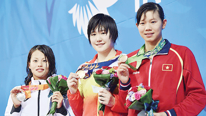 Ánh Viên (phải) mang về tấm huy chương lịch sử cho bơi lội Việt Nam trên đấu trường Asiad. Ảnh: Getty Images